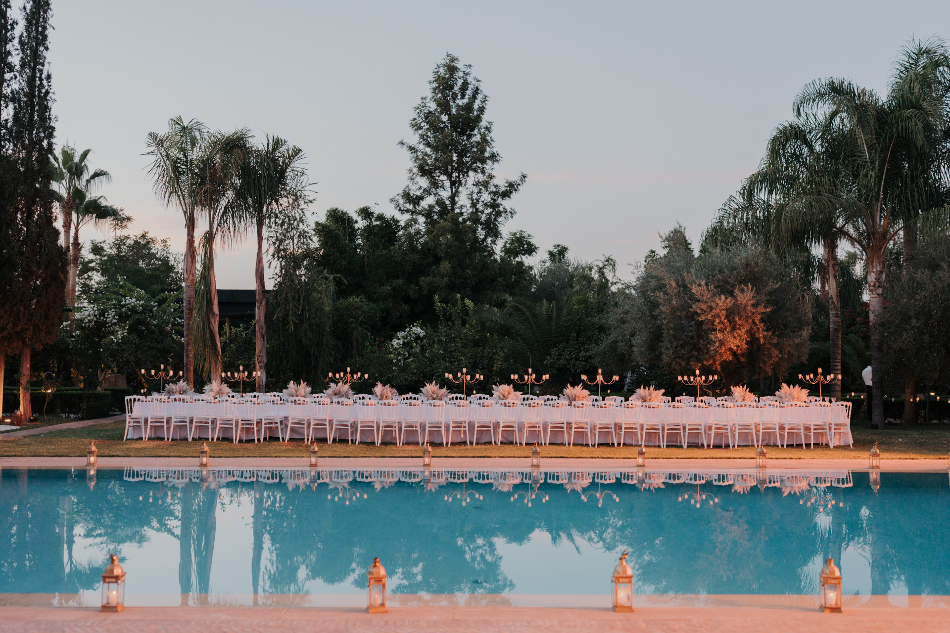 Une table de mariage pres de la piscine en décoration de mariage