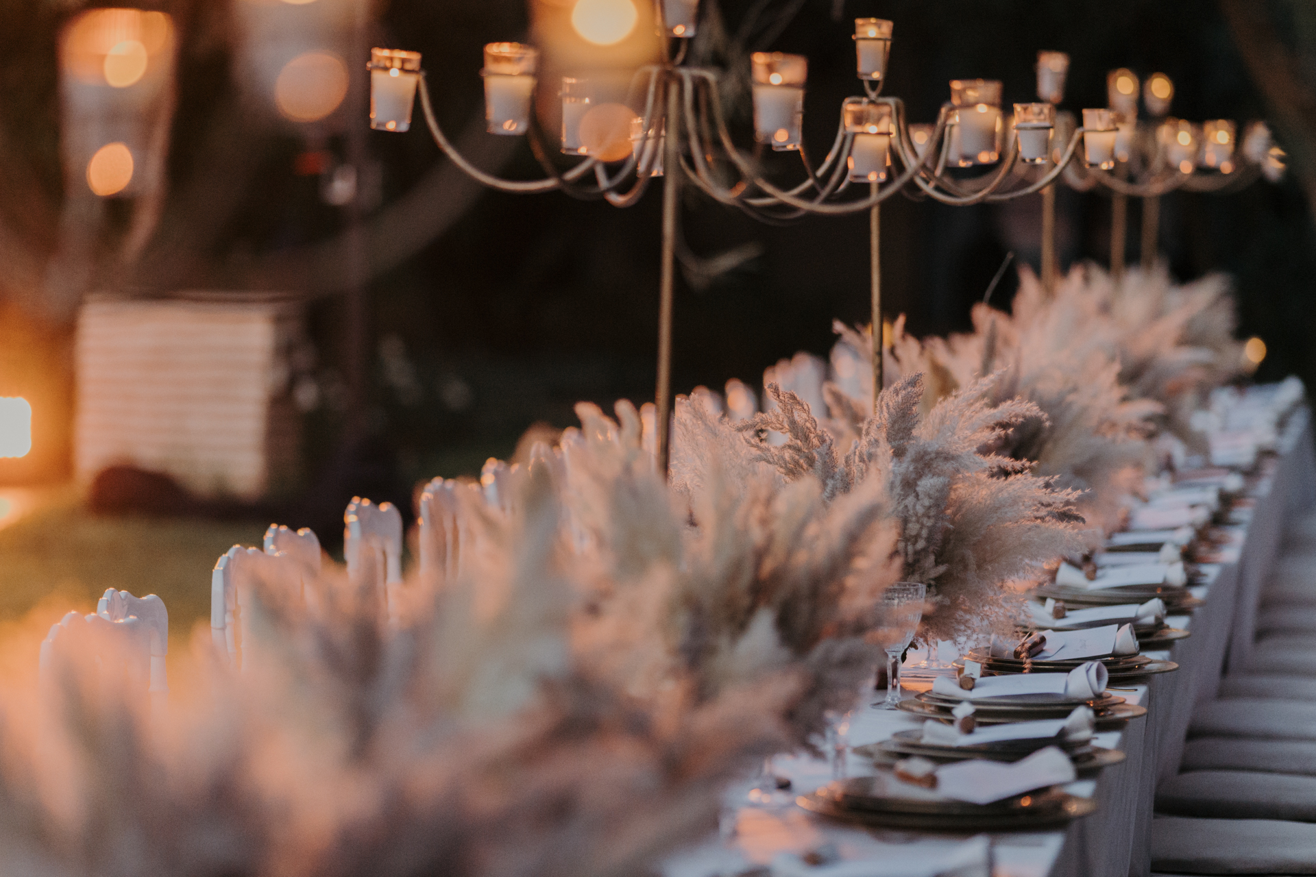Les bougeoirs et pampas en décoration