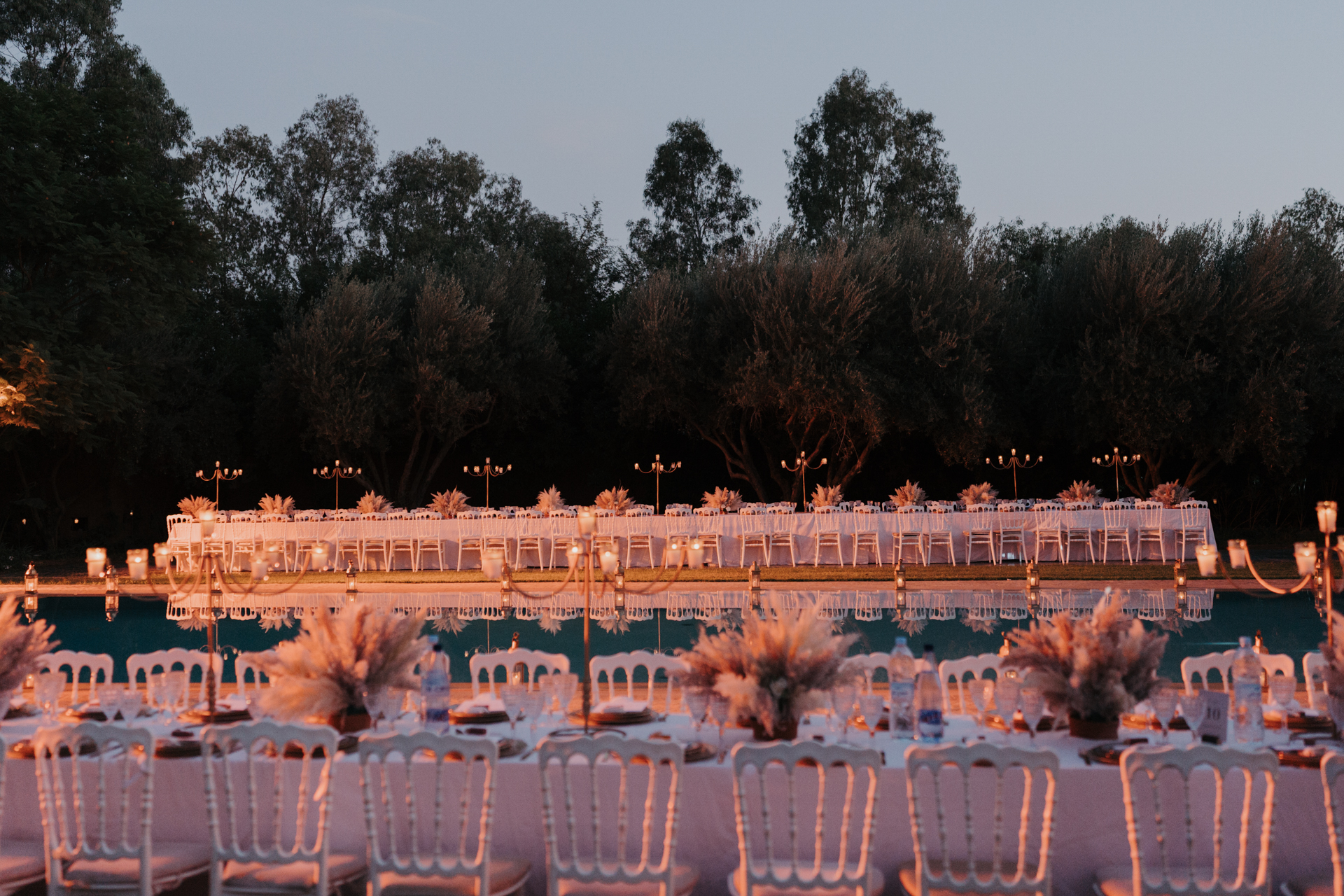 Tables de mariage décorées avec des pampas